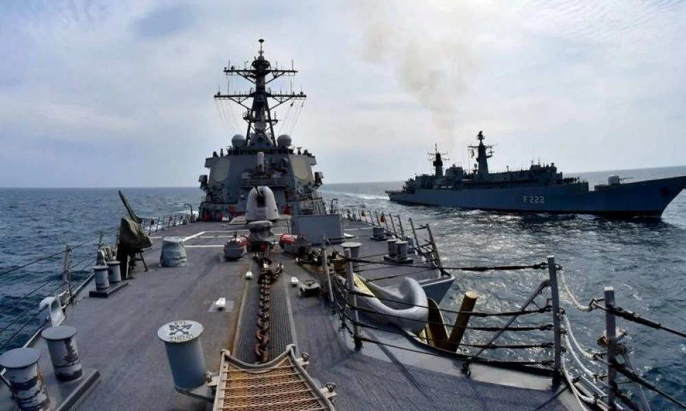 Μια ανάσα από σύρραξη ΗΠΑ – Ιράν : επίδειξη ισχύος από ελικόπτερο του Ιράν στο ελικοπτεροφόρο USS Essex (LHD-2)